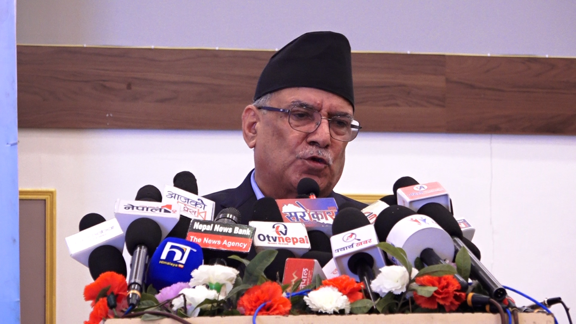 पहिरोका कारण मध्यपहाडी लोकमार्गमा अलपत्र परेका यात्रुको उद्धार कार्य अघि बाढाउन प्रचण्डको आग्रह