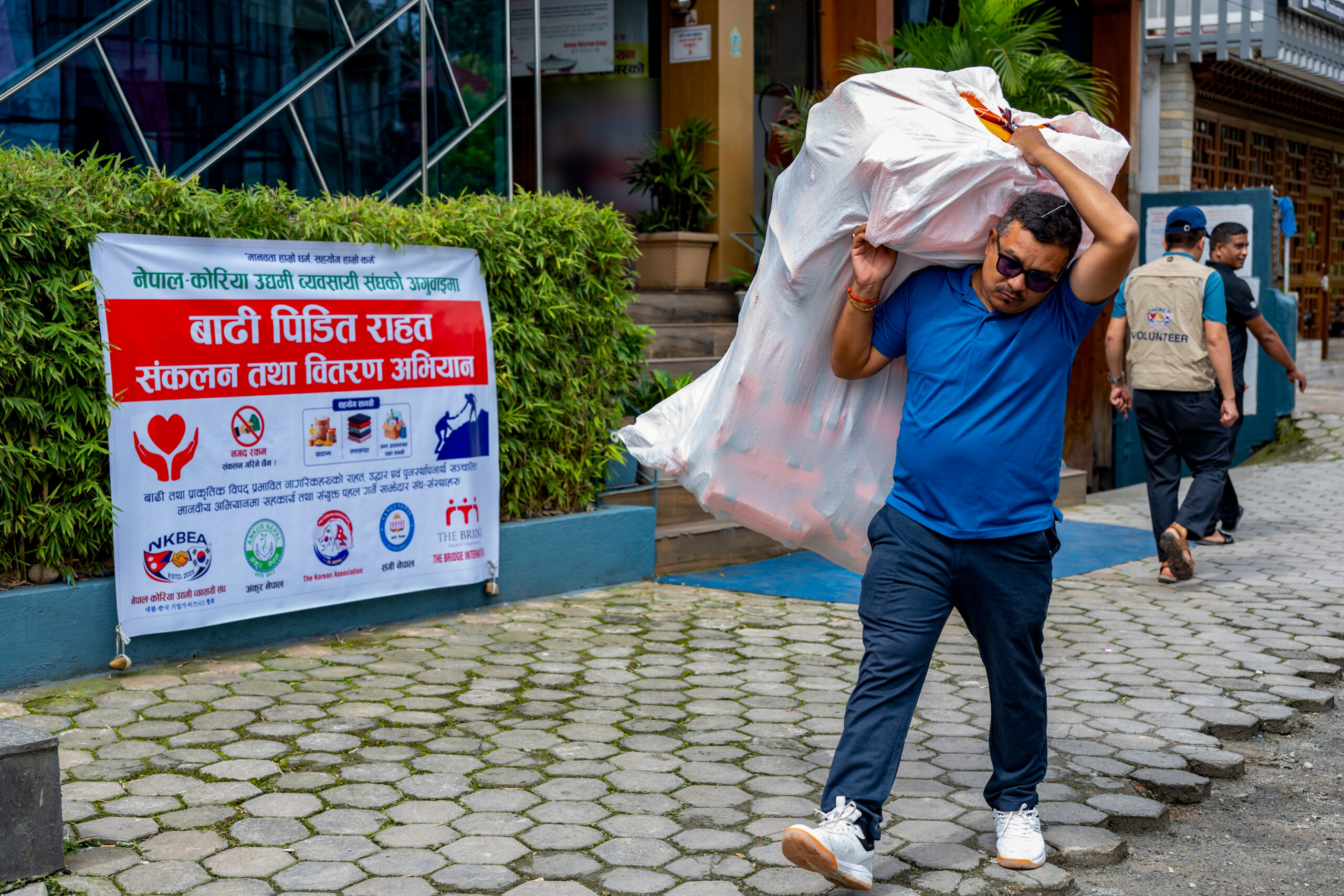 नुवाकोटका बाढीपीडितलाई कोरिया रिटर्नी संस्थाहरूद्वारा संयुक्त राहत सामग्री हस्तान्तरण