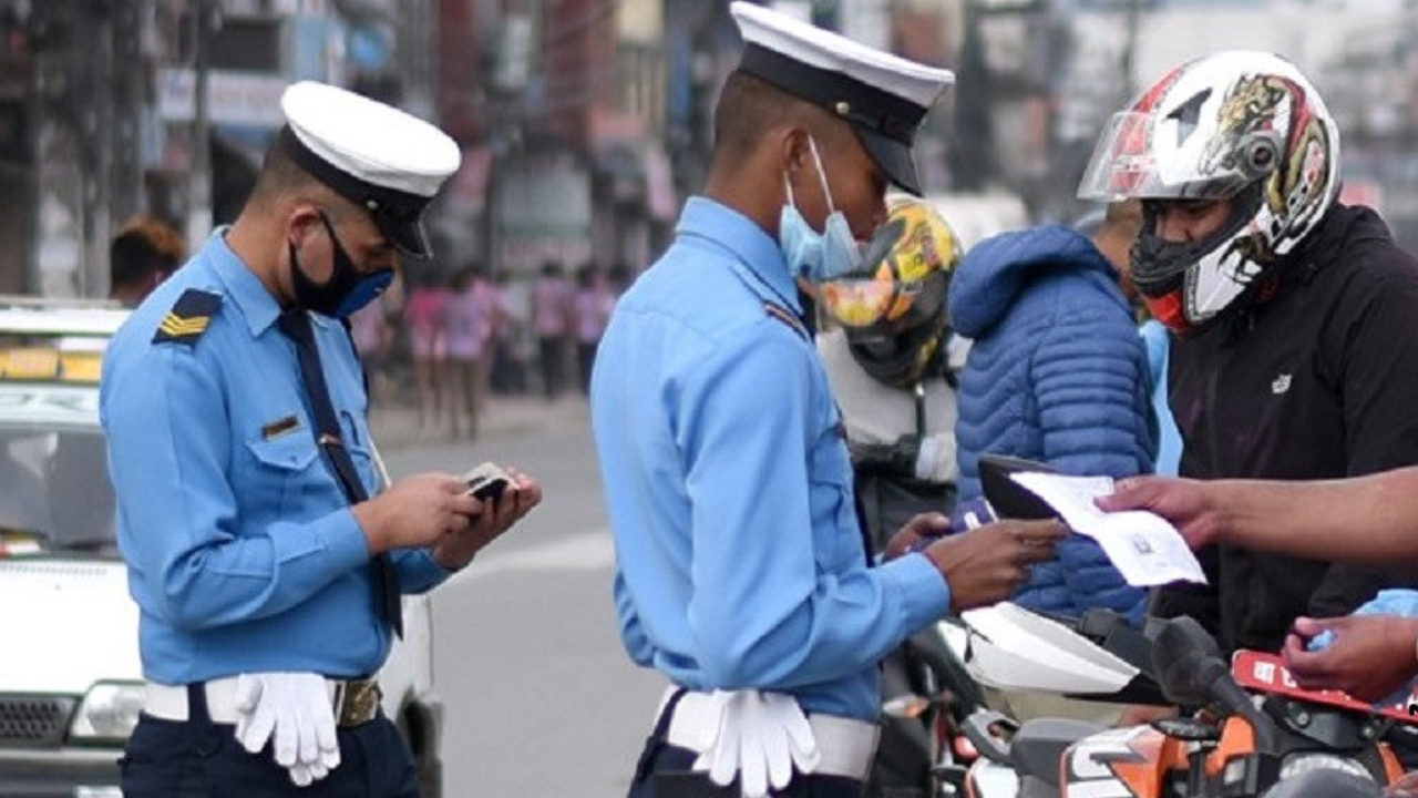 २४ घण्टामा ट्राफिक प्रहरीले गर्यो ८९४ जनालाई कारबाही